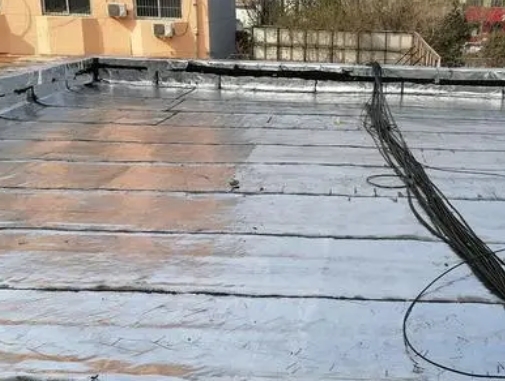 晋州卫生间漏水维修公司分享下晋州屋面楼顶防水刚性防水层施工要点。